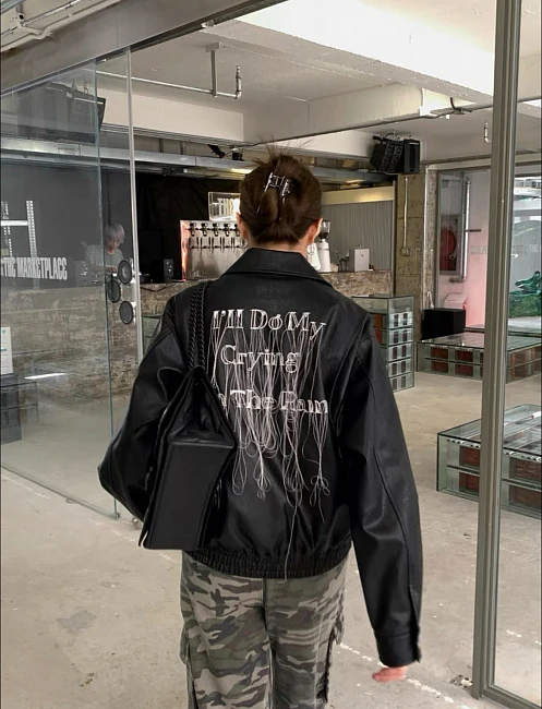 картинка Vintage Bomber с надписью магазин Одежда+ являющийся официальным дистрибьютором в России 