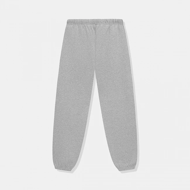 картинка Fear of God Essentials Fleece Sweatpant Light Heather Grey магазин Одежда+ являющийся официальным дистрибьютором в России 