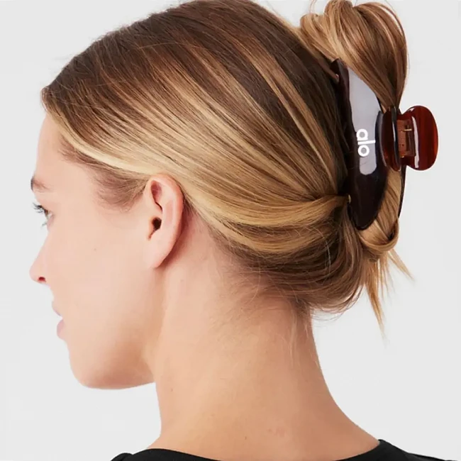 картинка ALO YOGA Коричневая заколка магазин Одежда+ являющийся официальным дистрибьютором в России 