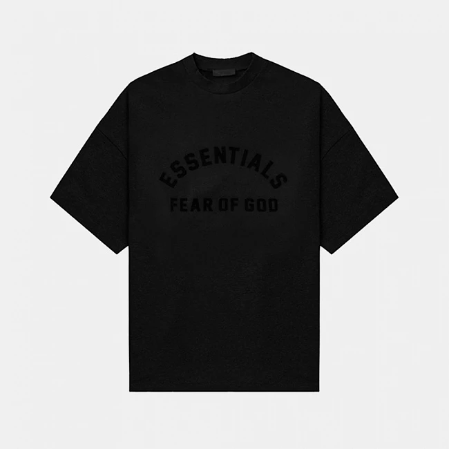 картинка Fear of God Essentials Arch Logo Tee Jet Black магазин Одежда+ являющийся официальным дистрибьютором в России 