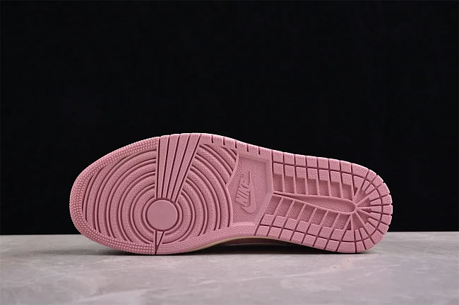 картинка Nike Air Jordan 1 Low OG Travis Scott Pink Shy магазин Одежда+ являющийся официальным дистрибьютором в России 