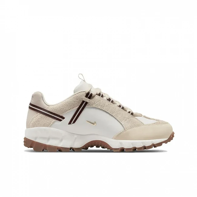 картинка Nike Air Humara LX Jacquemus Light Bone Gold (W) магазин Одежда+ являющийся официальным дистрибьютором в России 