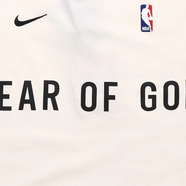 картинка Fear Of God Essentials X Nike Warm Up T-Shirt магазин Одежда+ являющийся официальным дистрибьютором в России 