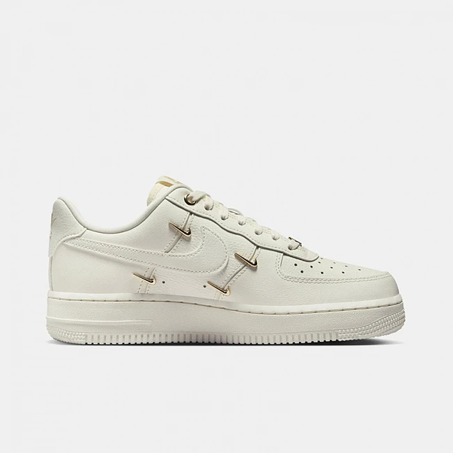 картинка Nike Air Force 1 Low Sail Metallic Gold магазин Одежда+ являющийся официальным дистрибьютором в России 
