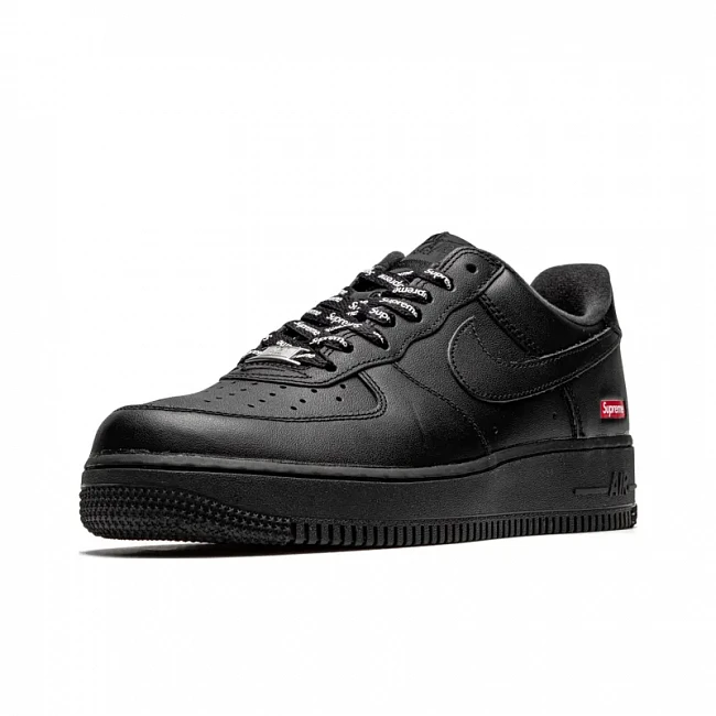 картинка Nike Air Force 1 Low Supreme Black магазин Одежда+ являющийся официальным дистрибьютором в России 