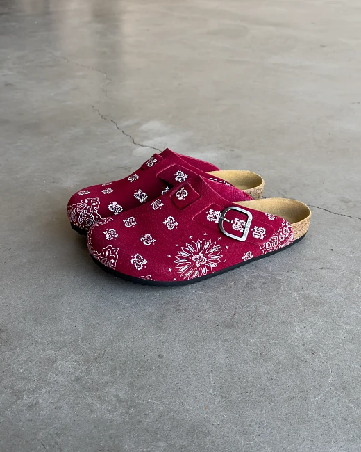 картинка Braveststudios Burgundy Suede Paisley Clogs магазин Одежда+ являющийся официальным дистрибьютором в России 