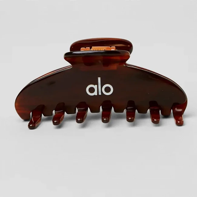 картинка ALO YOGA Коричневая заколка магазин Одежда+ являющийся официальным дистрибьютором в России 