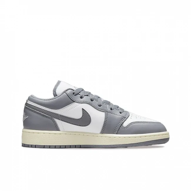 картинка Nike Air Jordan 1 Low Vintage Grey GS магазин Одежда+ являющийся официальным дистрибьютором в России 
