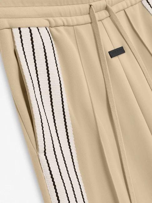 картинка Fear of God Sport Nylon Stripe Relaxed Sweatpant магазин Одежда+ являющийся официальным дистрибьютором в России 
