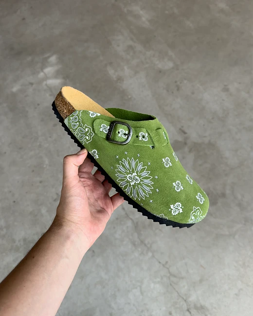 картинка BravestStudios Olive Suede Paisley Clogs магазин Одежда+ являющийся официальным дистрибьютором в России 