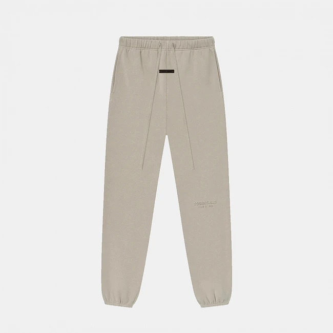 картинка Fear of God Essentials Fleece Sweatpant Timber магазин Одежда+ являющийся официальным дистрибьютором в России 