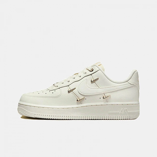 картинка Nike Air Force 1 Low Sail Metallic Gold магазин Одежда+ являющийся официальным дистрибьютором в России 