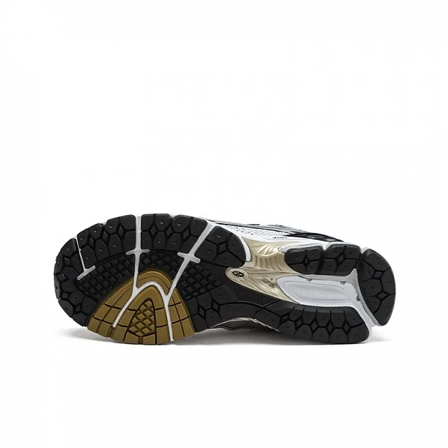 картинка New Balance 1906R "White Metallic Gold" магазин Одежда+ являющийся официальным дистрибьютором в России 