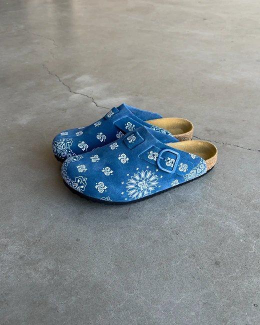 картинка BravestStudios Royal Blue Suede Paisley Clogs магазин Одежда+ являющийся официальным дистрибьютором в России 