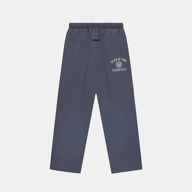 картинка Fear of God Essentials Fleece Relaxed Sweatpant Marine магазин Одежда+ являющийся официальным дистрибьютором в России 