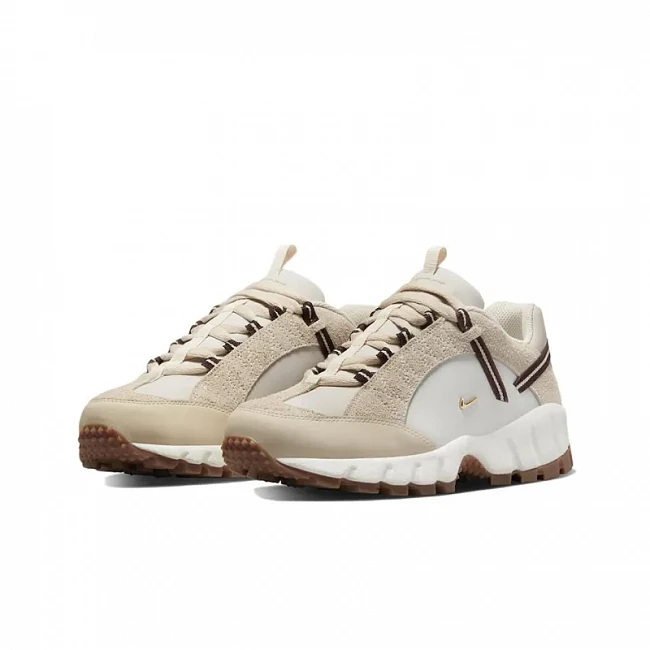 картинка Nike Air Humara LX Jacquemus Light Bone Gold (W) магазин Одежда+ являющийся официальным дистрибьютором в России 