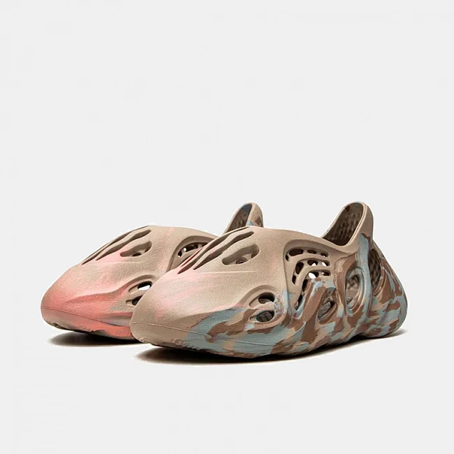 картинка Adidas Yeezy Foam RNNR "MX Sand Grey" магазин Одежда+ являющийся официальным дистрибьютором в России 