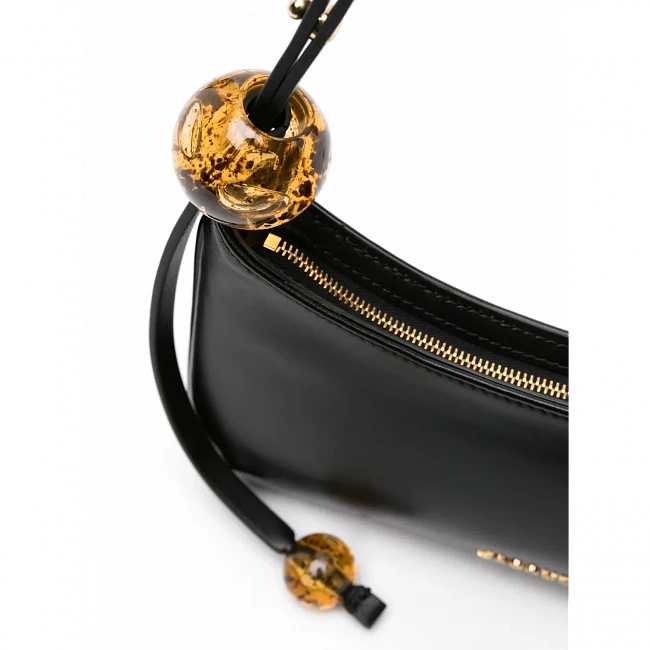 картинка Jacquemus Le Bisou Perle Leather Shoulder Bag Black магазин Одежда+ являющийся официальным дистрибьютором в России 