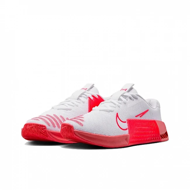 картинка Nike Metcon 9 Low Red магазин Одежда+ являющийся официальным дистрибьютором в России 