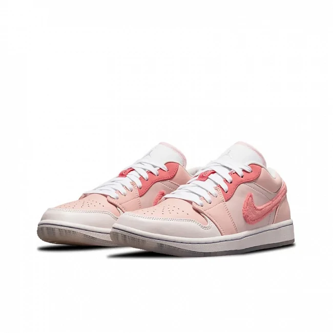 картинка Nike Air Jordan 1 Low SE "Mighty Swooshers Pink" магазин Одежда+ являющийся официальным дистрибьютором в России 