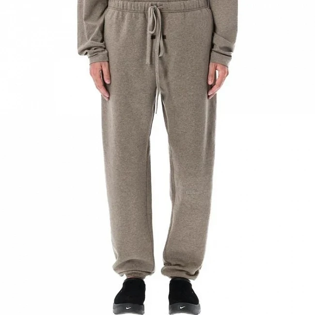 картинка Fear of God Essentials Fleece Sweatpant Homestead Heather магазин Одежда+ являющийся официальным дистрибьютором в России 