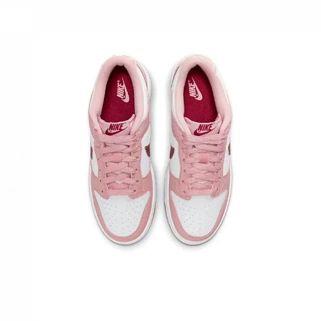 картинка Nike Dunk Low GS "Pink Velvet" магазин Одежда+ являющийся официальным дистрибьютором в России 