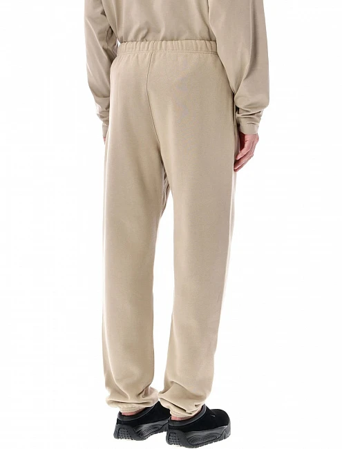 картинка Fear of God Essentials Fleece Sweatpant Timber магазин Одежда+ являющийся официальным дистрибьютором в России 