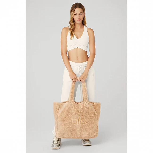 картинка Alo Yoga Foxy Sherpa Tote Camel магазин Одежда+ являющийся официальным дистрибьютором в России 