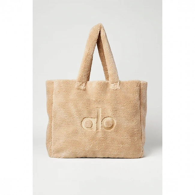 картинка Alo Yoga Foxy Sherpa Tote Camel магазин Одежда+ являющийся официальным дистрибьютором в России 