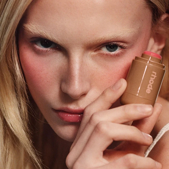 картинка Кремовые румяна Rhode Pocket Blush (Spicy Marg) 5.3 g магазин Одежда+ являющийся официальным дистрибьютором в России 