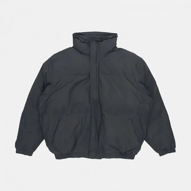 картинка Fear Of God Essentials Puffer Jacket Black магазин Одежда+ являющийся официальным дистрибьютором в России 