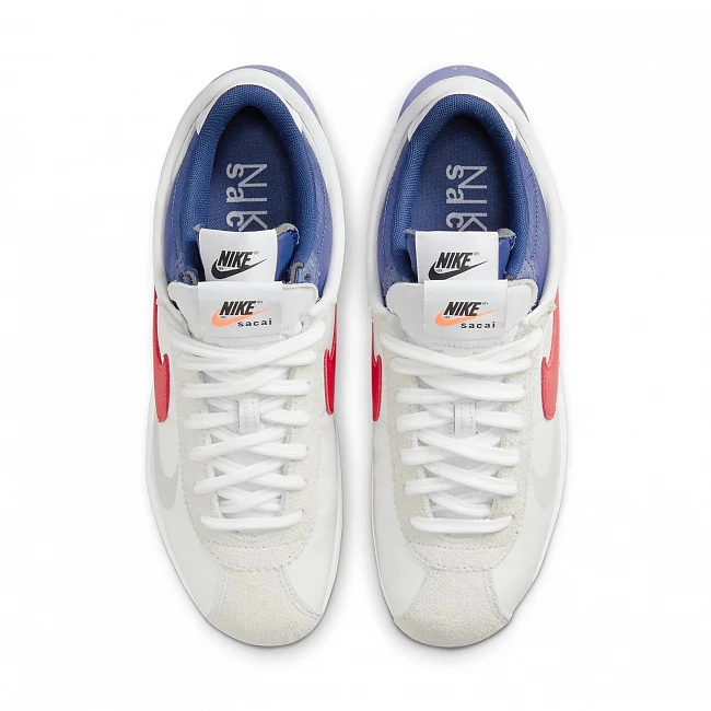картинка Nike Zoom Cortez x sacai White and University Red магазин Одежда+ являющийся официальным дистрибьютором в России 