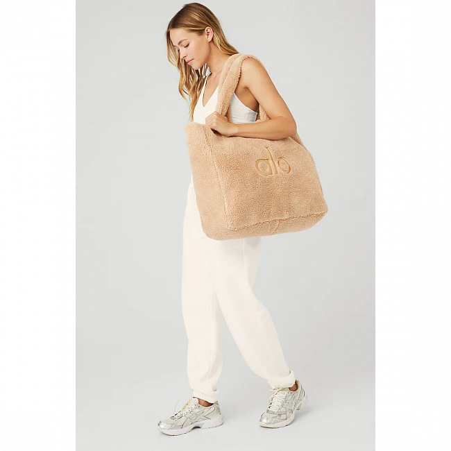 картинка Alo Yoga Foxy Sherpa Tote Camel магазин Одежда+ являющийся официальным дистрибьютором в России 
