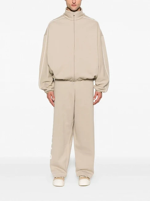 картинка Fear of God Essentials Modern Fleece Track Jacket With Piping 'Timber Cloud White' магазин Одежда+ являющийся официальным дистрибьютором в России 