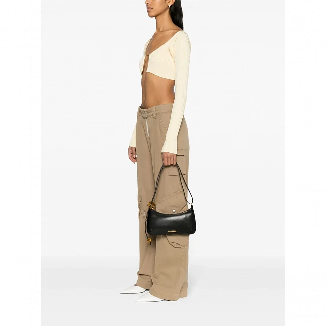 картинка Jacquemus Le Bisou Perle Leather Shoulder Bag Black магазин Одежда+ являющийся официальным дистрибьютором в России 