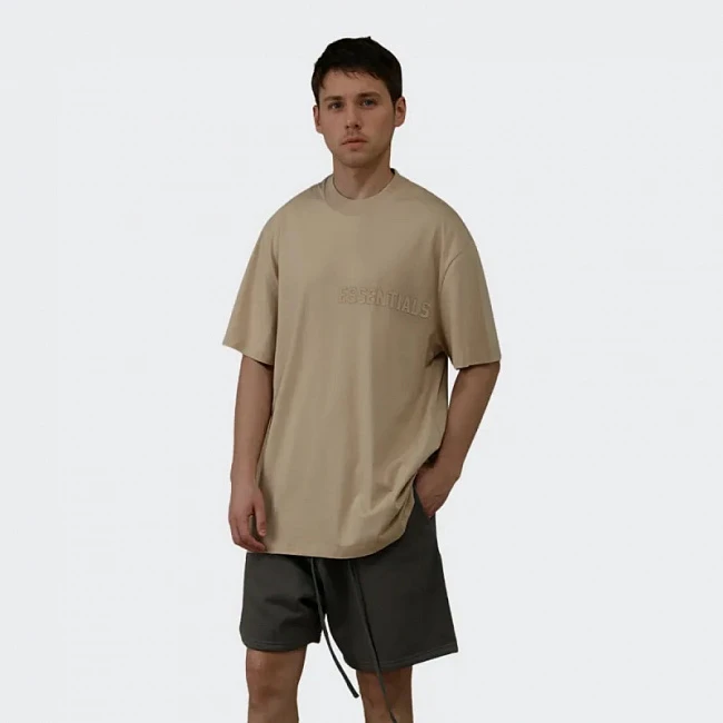 картинка Футболка Fear of God Essentials SS23 Tee Sand магазин Одежда+ являющийся официальным дистрибьютором в России 
