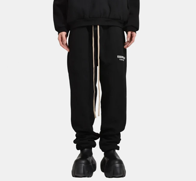 картинка Fear of God Essentials Fleece Sweatpant 'Black' магазин Одежда+ являющийся официальным дистрибьютором в России 