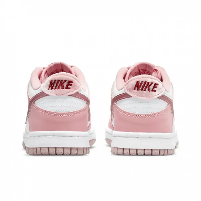 картинка Nike Dunk Low GS "Pink Velvet" магазин Одежда+ являющийся официальным дистрибьютором в России 