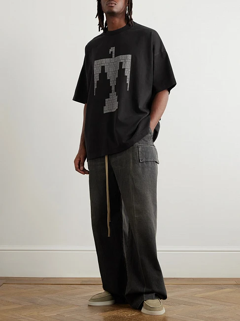 картинка Fear Of God T-Shirt Logo Thunderbird Black магазин Одежда+ являющийся официальным дистрибьютором в России 