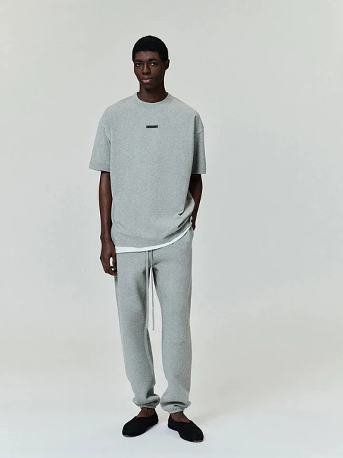 картинка Fear of God Essentials Fleece Sweatpants Concrete Heather магазин Одежда+ являющийся официальным дистрибьютором в России 