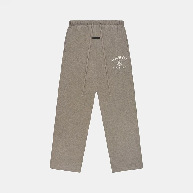 картинка Fear of God Essentials SS25 Relaxed Sweatpants College Print Heather Grey магазин Одежда+ являющийся официальным дистрибьютором в России 