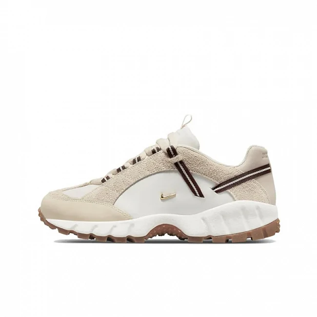 картинка Nike Air Humara LX Jacquemus Light Bone Gold (W) магазин Одежда+ являющийся официальным дистрибьютором в России 