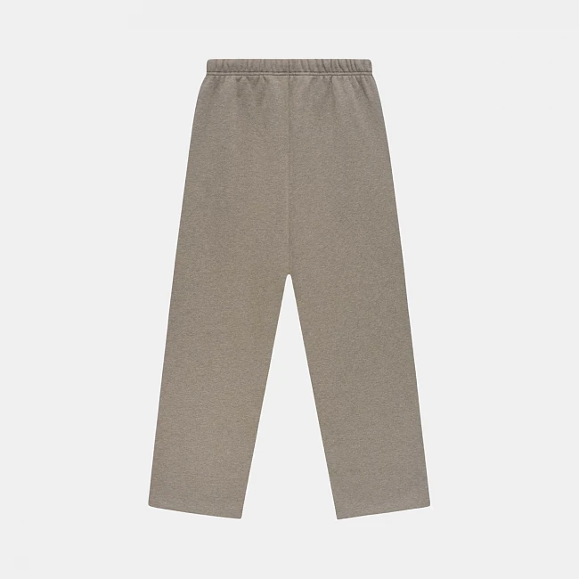 картинка Fear of God Essentials SS25 Relaxed Sweatpants College Print Heather Grey магазин Одежда+ являющийся официальным дистрибьютором в России 
