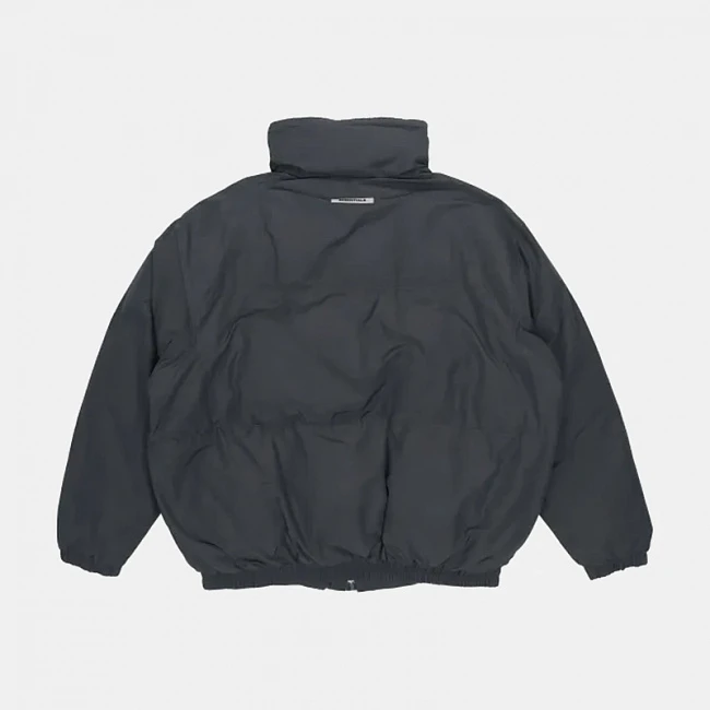 картинка Fear Of God Essentials Puffer Jacket Black магазин Одежда+ являющийся официальным дистрибьютором в России 