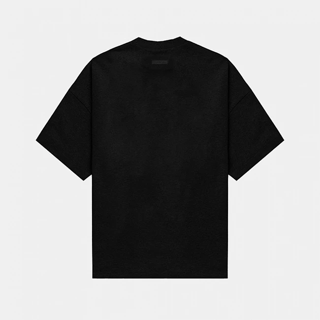 картинка Fear of God Essentials Arch Logo Tee Jet Black магазин Одежда+ являющийся официальным дистрибьютором в России 