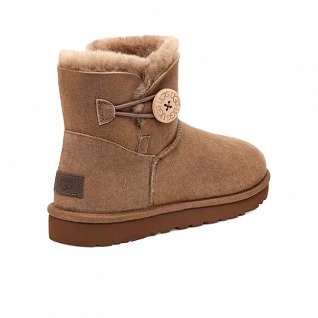 картинка UGG Mini Bailey Button Chestnut магазин Одежда+ являющийся официальным дистрибьютором в России 