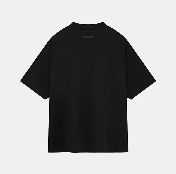 картинка Fear of God Essentials SS25 T-Shirt College Print Black магазин Одежда+ являющийся официальным дистрибьютором в России 
