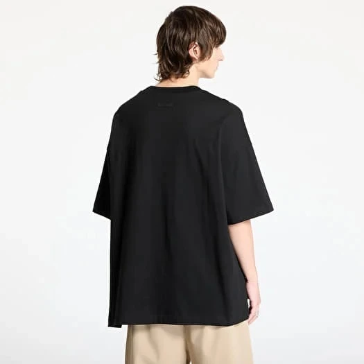 картинка Fear of God Essentials SS25 T-Shirt College Print Black магазин Одежда+ являющийся официальным дистрибьютором в России 