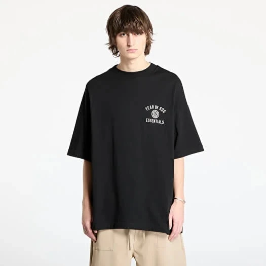 картинка Fear of God Essentials SS25 T-Shirt College Print Black магазин Одежда+ являющийся официальным дистрибьютором в России 