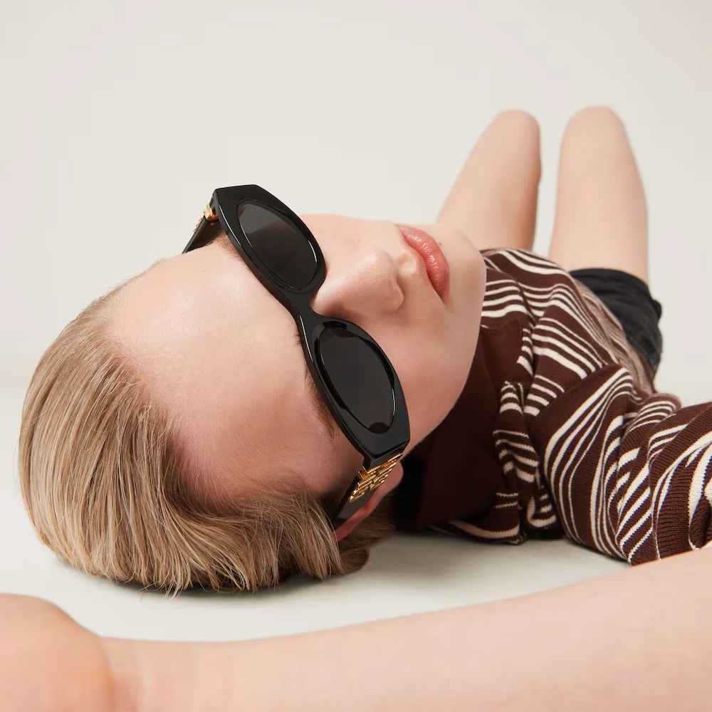 картинка Miu Glimpse sunglasses Slate Gray Lenses от магазина Одежда+